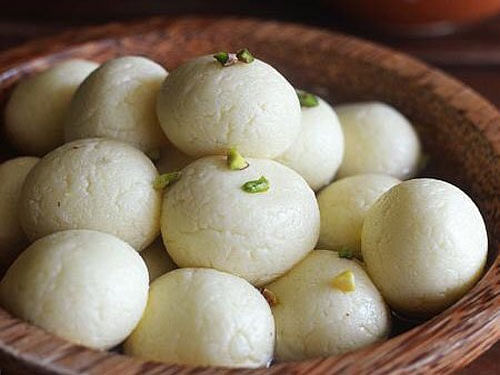 'Rasogolla', a dessert, made from ball shaped dumplings of Indian cottage cheese i.e 'channa', is cooked in light syrup which is made of sugar. Image courtesy Twitter.