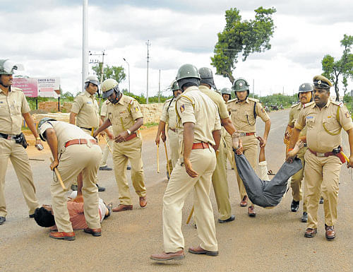 The police disperse farmers protesting against the interim order of the Mahadayi Water Disputes Tribunal at Navalgund, Dharwad district on Wednesday. dh Photo