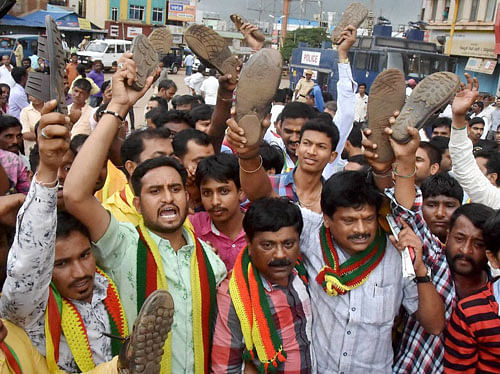 Farmers holding a protest against Mahadayi river tribunal verdict in Hubli on Wednesday. PTI Photo