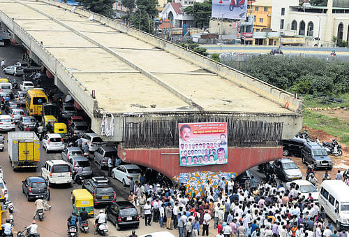 Congress party workers gather at Hennur junction for the relaunch of the flyover's  construction on Thursday. DH Photo