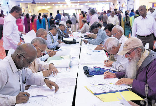 Taxpayers at one of the counters, set up by I-T Department,  at the Palace Grounds on Friday. dh photo