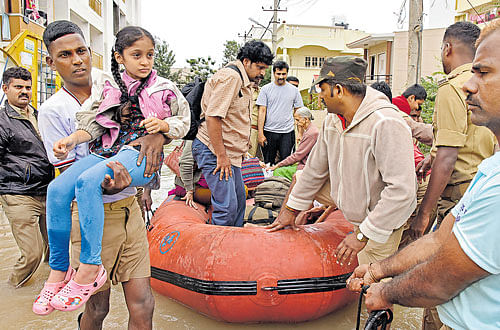 Fire and Emergency Services personnel rescue the residents of Duo Enclave in Kodichikkanahalli. DH PHOTO/ S K Dinesh