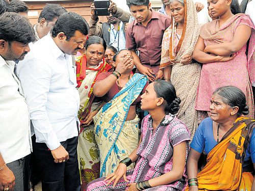 Women victims of lathicharge pour out their grief in front of the leaders at Yamanur village in Navalgund taluk. DH PHOTO