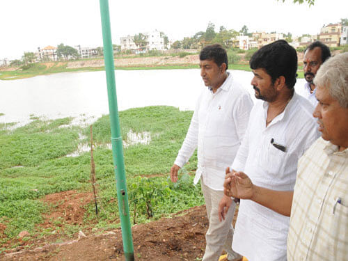 District In-charge Minister Vinay Kulkarni inspecting the condition of Tolanakere (tank) in Hubballi. DH Photo.