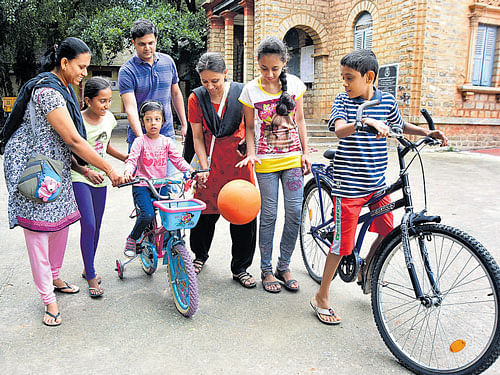 Children and their parents, take part in variety activities at the Cycle Day in Malleswaram on Sunday. DH&#8200;Photo