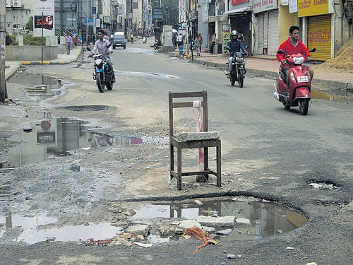 Deccan Herald reader Sharath Ahuja sent us this picture of a chair placed  near potholes in the middle of K&#8200;Kamraj Road in the central business district. Just off Kamraj Road is the famous Commercial Street, home to some of the most glitzy shops. The chair is perhaps placed by good Samaritans of the area to alert vehicle riders to the presence of the craters, so that they do not lose control of the vehicles and fall down. It is time for the authorities to sit up and take note.