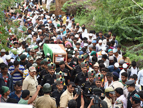 The family members and the villagers were unconsolable after the body of Hasansab was wrapped in national flag and brought to Saidapur village on Monday. The police fired three rounds in air to mark respect to the valour soldier. DH Photo