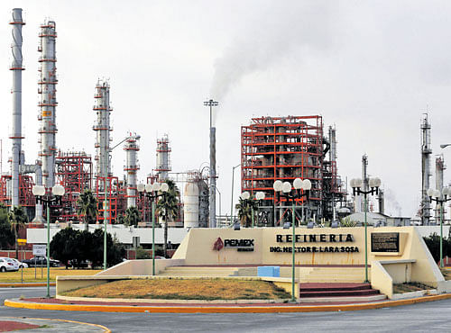 DISMAL STATE: A view of Mexico's national oil company Pemex's refinery in Cadereyta, Nuevo Leon state,Mexico. Anear doubling of US oil production in recent years has produced a glut that persists even as output gradually falls in the US, China, Brazil and Mexico. REUTERS