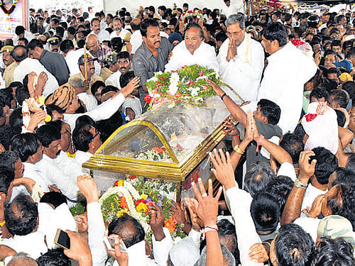 Tearful Farewell: Leaders along with Chief Minister Siddaramaiah pay last respects to Rakesh in Mysuru on Monday. DH&#8200;PHOTO/Savitha  B R
