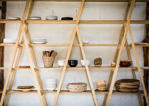 Creative: Use old ladders as spaces to display books or utensils for a rustic look.