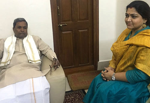 Actor-politician Khushboo calls on Chief Minister Siddaramaiah at his residence and expresses condolence on his son Rakesh's death in Bengaluru on Thursday. DH Photo.