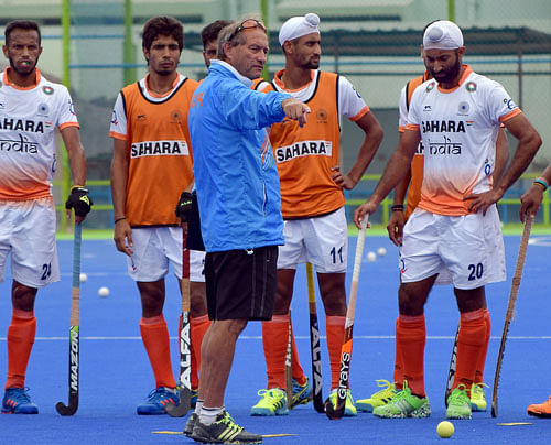 Gearing up: Indian coach Roelant Oltmans (centre) will be hoping for a positive result against Ireland. DH file photo