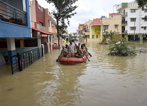 The Madiwala lake breached, flooding the neighbouring Kodichikkanahalli. Fire and emergency service personnel had to use boats to rescue the trapped residents.