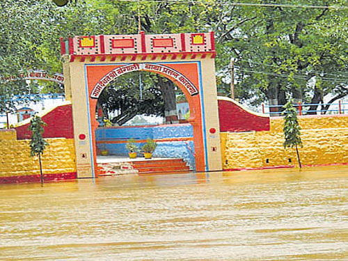 A temple flooded by swollen rivers in Karadaga village of Chikkodi taluk in Belagavi district on Saturday. DH PHOTO