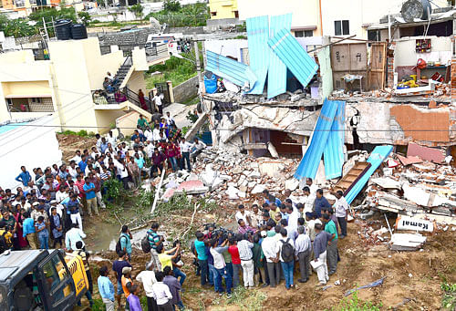 Ahuge crowd gathers asBBMPworkers demolish houses that encroached on the rajakaluve on 8th Cross of Avani Sringeri Nagar, off Bannerghatta Road, on Saturday. DH Photo