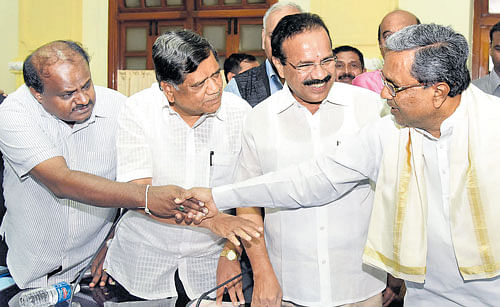 Chief Minister Siddaramaiah greets JD(S) leader H&#8200;D&#8200;Kumaraswamy at the all-party meeting on the Mahadayi issue in Bengaluru on Sunday. BJP leaders Jagadish Shettar and  D&#8200;V&#8200;Sadananda Gowda look on. DH Photo