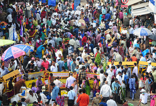 KR&#8200;Market was chock-a-block with shoppers on the eve of the Varamahalakshmi festival on Thursday. DH PHOTO
