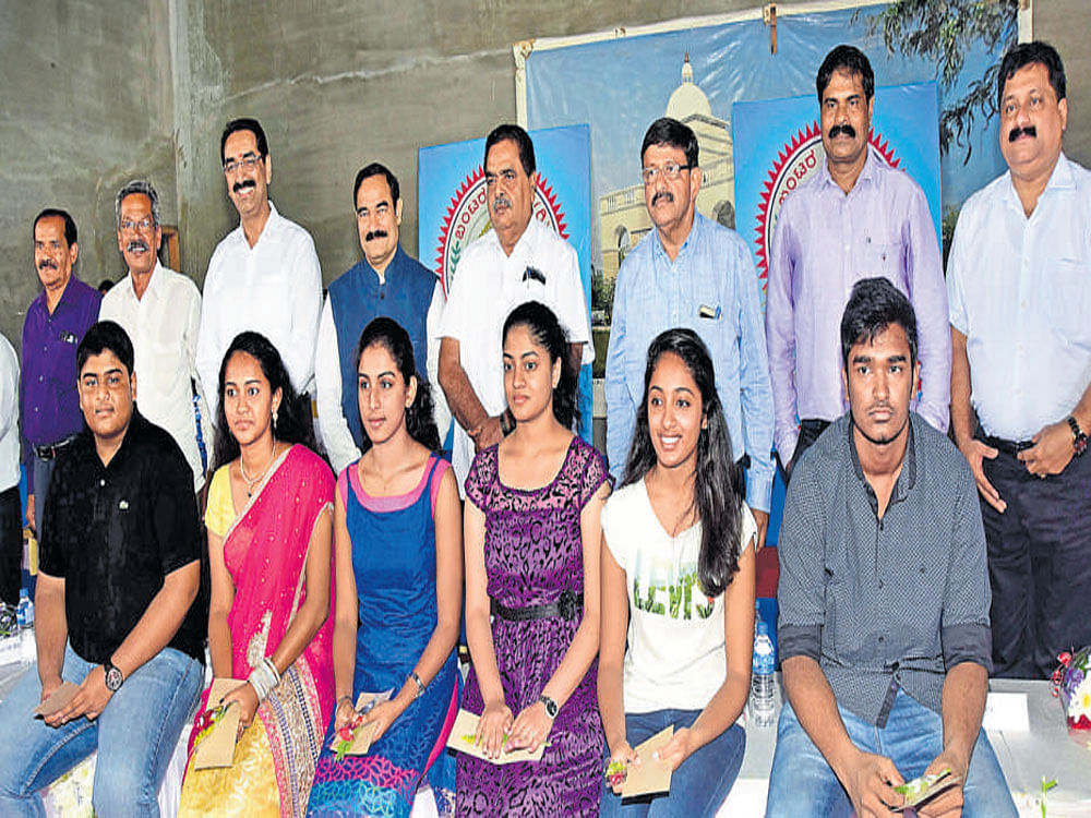 Meritorious students of Bunts community felicitated with Prathibha Puraskar during a programme in Mysuru on Sunday. Minister for Forests B&#8200;Ramanath Rai and community leaders are seen. DH photo