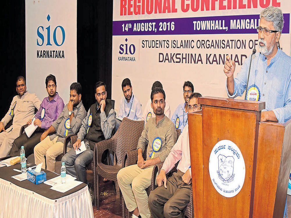 Kannada University (Hampi) Research Scholar and Professor Dr M Chandra Poojary speaks at the Regional Conference organised by Students Islamic Organisation of India (SIO), on the theme 'Be Moderate, Say No to Extremism', at Town Hall in Mangaluru on Sunday. DH photo