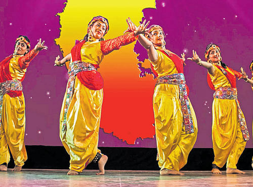 INSYNC Dancers of 'Karunada Vaibhava'.