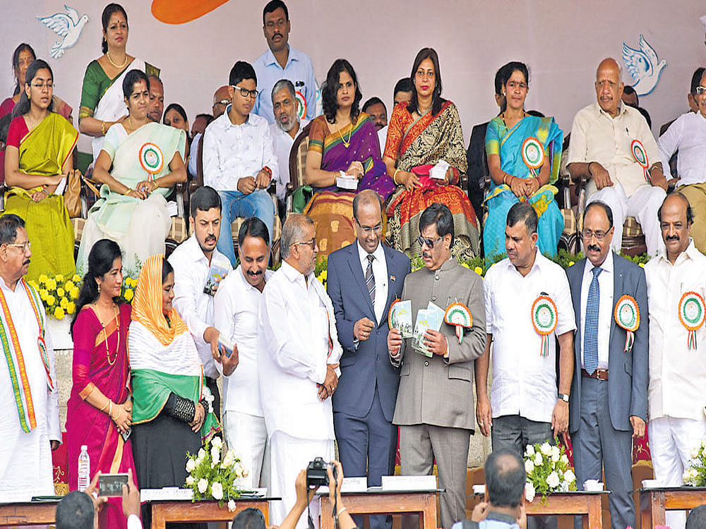 District in-charge Minister Dr H C Mahadevappa releases a book titled Indian Independence during I-Day celebrations at Torch Light Parade Grounds in Mysuru on Monday. Legislative Council Deputy Chairman Marithibbegowda, MLA G T Devegowda, ZP President Nayeema Sultana, Regional Commissioner A M Kunjappa, Deputy Commissioner D Randeep, CADA Chairman C Dasegowda, Karnataka Zoo Authority chairperson Rihana Banu, Assistant Director for Information Mahesh, MUDA Chairman K R Mohan Kumar and others are seen. DH photo