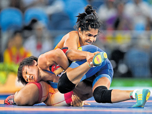 never back down: India's Sakshi Malik fought back valiantly to beat Kyrgyzstan's Aisuluu Tynybekova in the women's 58kg bout to clinch bronze. dh photo/ k n shanth kumar
