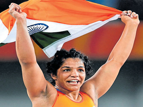 proud moment Sakshi Malik celebrates with Tricolour after clinching the bronze medal. DH PHOTO