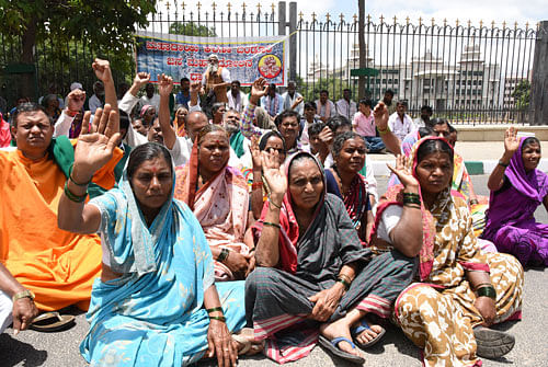 HC pulls up health officials over treatment to Mahadayi protesters