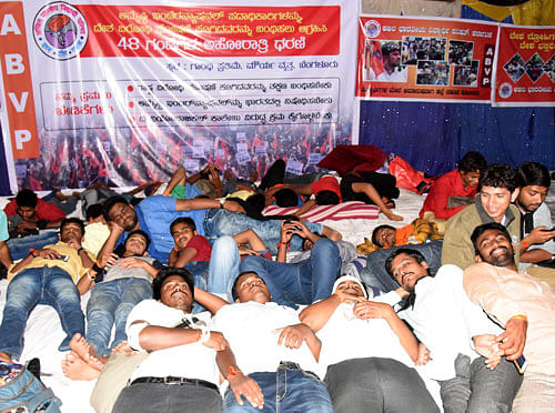 ABVP activists during their day-night dharna in Bengaluru on Saturday, as part of their  48-hour protest against Amnesty International. DH PHOTO