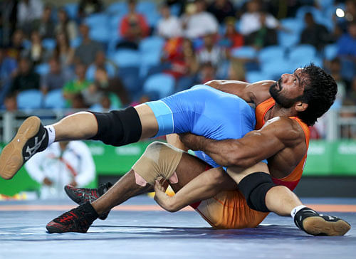 Yogeshwar Dutt of India and Mandakhnaran Ganzorig of Mongolia compete. REUTERS