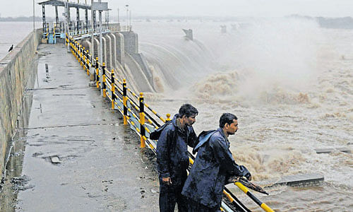 Gujarat Industrial Security Force personnel stand on the Wanakbori Dam, 110 km from Ahmedabad on Sunday. AFP