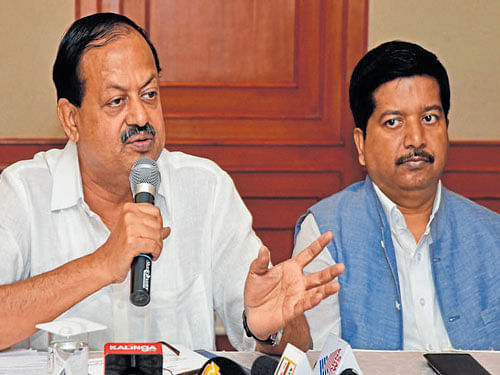 Odisha Industries Minister Debi Prasad Mishra addresses a press conference in Bengaluru on Wednesday. Odisha  Minister for Health and Family Welfare Sabyasachi Nayak  is also seen. DH PHOTO