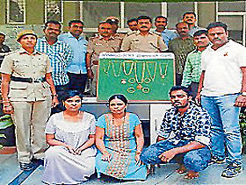 The Sanjaynagar police with Gowri, her children Deepa and Yogesh, who are accused of stealing valuables from the house of cricket player  R&#8200;Samarth. DH PHOTO