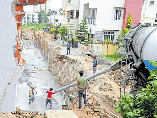 BBMP constructs a rajakaluve on the site reclaimed after clearing the encroachment at  Avani Sringeri Nagar at Arakere at Bannerghatta Road on Wednesday. dh Photo
