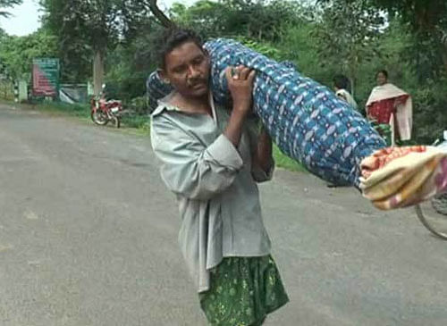 Dana Majhi carrying his wife Amang Dei's body. Courtesy: Twitter