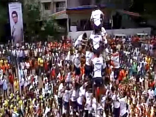 Celebrations underway in Thane (Maharashtra),'Govindas' make a 40+ ft pyramid attempting to break SC order. ANI