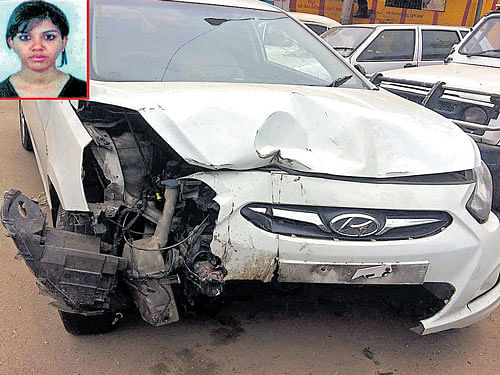 The car which climbed up a footpath at Moodalappa Street near Kalasipalyam on Wednesday night, killing one person. DH Photo.