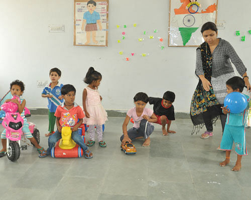 Children play at a toy bank in Ajmer.