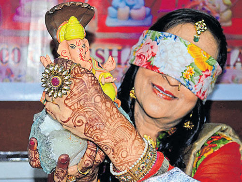 RamaShah has made hundreds of Ganesh idols blindfolded.