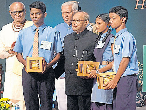 President Pranab Mukherjee at an event, to mark 'Akshaya Patra' Foundation's achievement of serving two billion meals, at Iskcon temple in Bengaluru on Saturday. DH photo