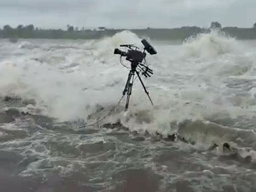 Close shave for DD Cameraman as PM alerts him to move spot just as water was released at Aji Dam in Jamnagar, ANI