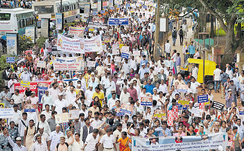 A cross section of people take out a rally in Dharwad on  Tuesday, demanding the arrest of the killers of researcher  Dr M&#8200;M&#8200;Kalburgi. DH Photo