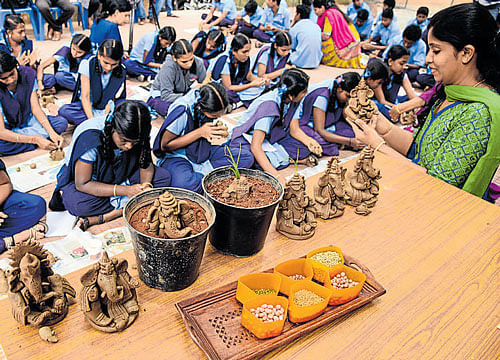 Students of government high school, Magadi Road, make eco-friendly clay Ganesha idols.  DH Photo