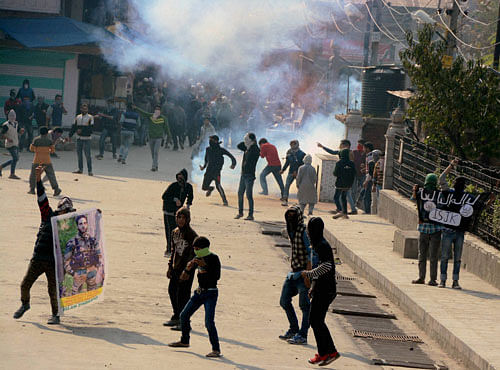 1 dead, 100 injured in fresh J&K clashes. PTI file photo