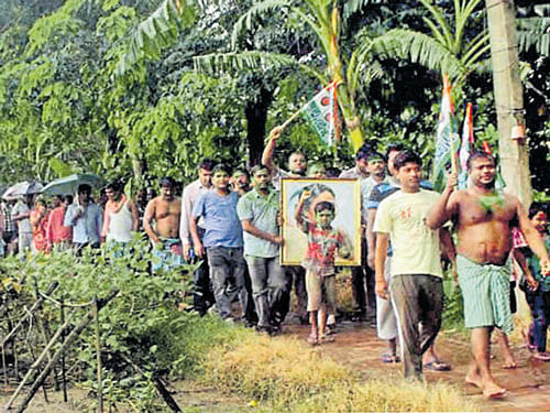 Villagers celebrate the court verdict by undertaking a rally at Singur inHooghly district onWednesday. PTI