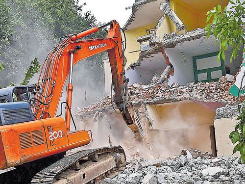 The BBMP authorities have so far cleared encroachments on 29 acres by demolishing 141 structures. DH PHOTO