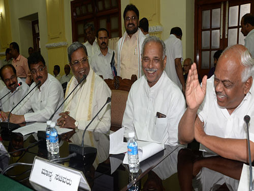 Minister Ramalinga Reddy, MP Veerappa Moily, Minister M B Patil, Chief Minister Siddaramaiah, Ministers Kagodu Thimmappa and K&#8200;R Ramesh Kumar at a meeting with officers on the Yettinahole water project held at Vidhana Soudha in Bengaluru on Thursday.DH Photo