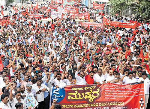 Members of various trade unions take out a rally fromTownHall to FreedomPark as part of nationwide strike in Bengaluru on Friday. DH Photo