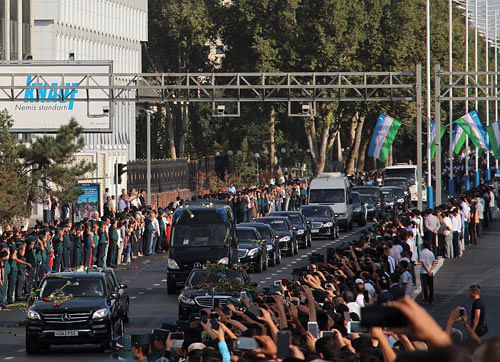 People stand along a road to pay tribute to the memory of late Uzbek President Islam Karimov as a mourning motorcade drives by in Tashkent, Uzbekistan, September 3, 2016. REUTERS Photo