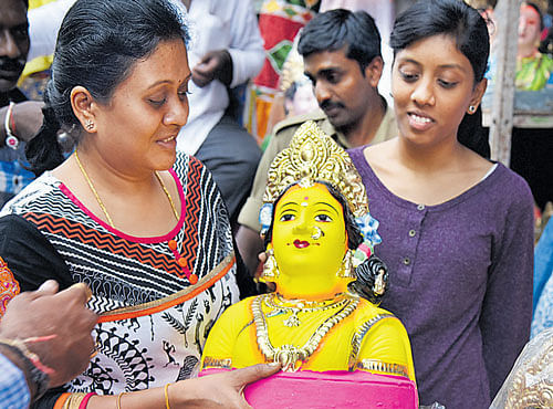 People are seen buying Gowri idols on the eve of the Gowri festival on RV Road in Bengaluru on Saturday. DH PHOTOS